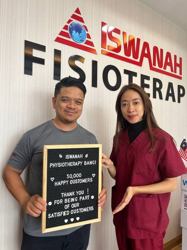 Terapis membantu pelanggan semasa sesi rawatan