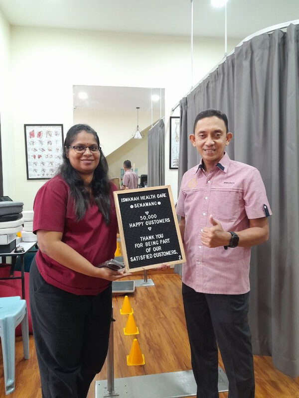 Sesi rawatan fisioterapi bersama pelanggan di klinik Cheng